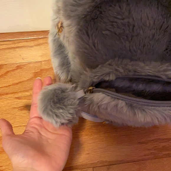 Faux fur backpack with fur ears - Picture 8 of 9